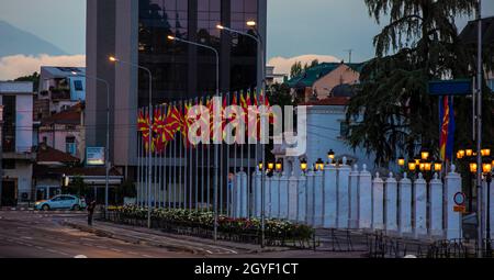 Le bandiere della Repubblica di Macedonia FYROM in serata nel centro della città di Skopje Foto Stock