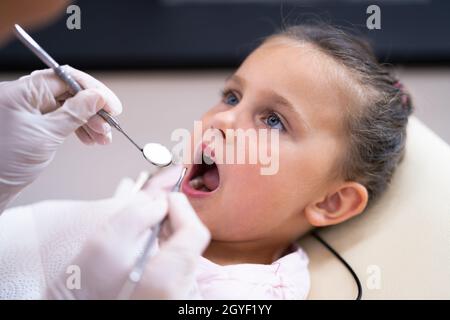 Bambini in visita Dentist. Controllo dentale della bocca e trattamento Foto Stock