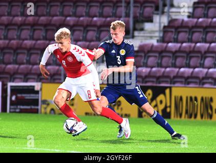 Tynecastle Park, Edinburgh .Scotland, UK. 7 ottobre 2021. UEFA Under-21 Championship Qualifier Scozia / Danimarca. Josh Doig (3) Scozia U-21 Tussle con Gustav Isaksen Danimarca U-21 Credit: eric mccowat/Alamy Live News Foto Stock