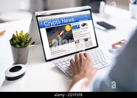 Leggere il giornale in linea del mercato di Crypto. Notizie Bitcoin Foto Stock