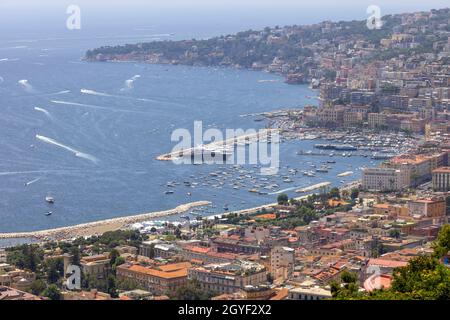 Napoli, Italia - 27 giugno 2021: Vista aerea del viale e del porto sul Mar Tirreno nel quartiere di Chiaia sul Golfo di Napoli. Chiaia è un affl Foto Stock