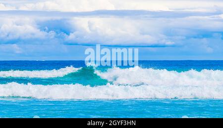 Onde forti sulla splendida spiaggia di Praia de Lopes Mendes sulla grande isola tropicale Ilha Grande in Angra dos Reis Rio de Janeiro Brasile. Foto Stock