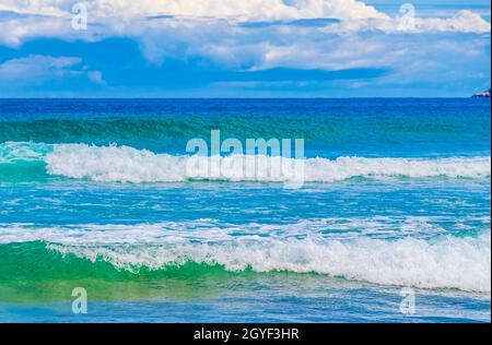 Onde forti sulla splendida spiaggia di Praia de Lopes Mendes sulla grande isola tropicale Ilha Grande in Angra dos Reis Rio de Janeiro Brasile. Foto Stock