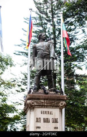 BUGA, COLOMBIA - OTTOBRE 2021. Statua del generale Jose Maria Cabal al Cabal Park nella città di Buga in Colombia Foto Stock