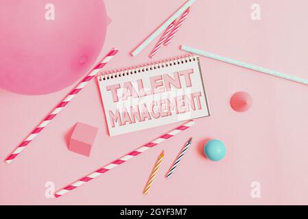 Didascalia concettuale Talent Management, concetto che significa anticipazione del capitale umano richiesto per un'organizzazione Colourful Party Invitation Designs BRI Foto Stock