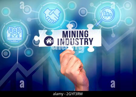 Didascalia testo Presentazione industria mineraria, Business Showcase estrazione di minerali preziosi e materiali geologici mano Holding Jigsaw Puzzle Piece U Foto Stock