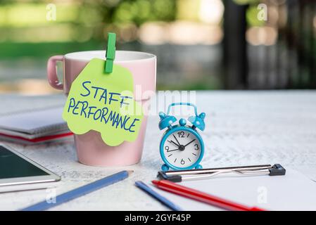 Didascalia di testo Presentazione delle prestazioni del personale, parola scritta sulle attività relative al lavoro previste da un lavoratore per eseguire il caffè all'aperto e il refreshment SH Foto Stock