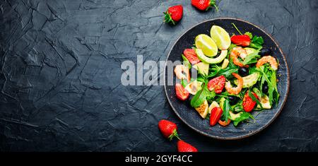 Insalata dietetica con gamberi, fragole, avocado e green.Healthy salad.Copy spazio Foto Stock