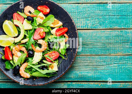 Insalata dietetica con gamberi, fragole, avocado ed erbe Foto Stock