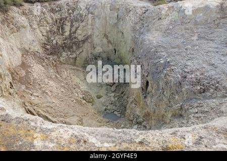 Dettaglio in un'area geotermica chiamata Waiotapu in Nuova Zelanda Foto Stock