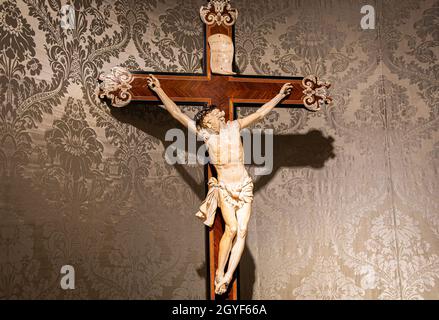 TORINO, ITALIA - CIRCA MAGGIO 2021: Antico crocifisso in legno e avorio (1750). Gesù Cristo simbolo della risurrezione e della vita dopo la morte. Foto Stock