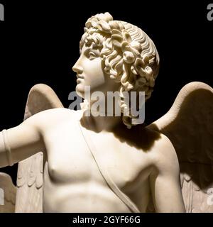 MILANO, ITALIA - GIUGNO 2020: Il Trionfante Cupido - di Bertel Thorvaldsen, antica statua in marmo (1822) Foto Stock