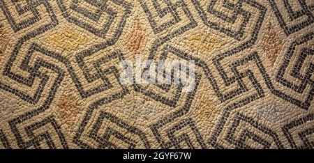 Simbolo della swastika nell'antica decorazione a mosaico celtico. Design per uno sfondo vecchio stile. Foto Stock