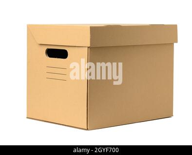 scatola di carta corrugata marrone con coperchio per documenti su sfondo bianco. Contenitore per lo spostamento Foto Stock