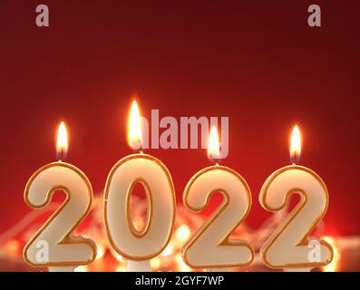 Accensione numero candele con l'anno 2022, nuovo anno concetto o turno dell'anno. Foto Stock