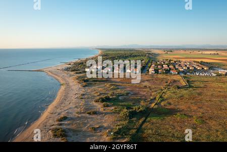 Vista aerea di Adriatic cost.Summer vacation concept.Lido di Dante città,mediterraneo mare, Emilia Romagna,Italia. Foto Stock