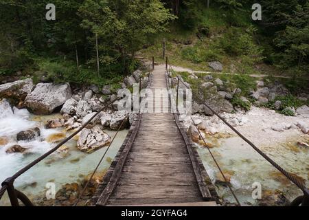 Ponte sospeso sul sentiero Soca che attraversa il fiume Soca, Slovenia 2020 Foto Stock