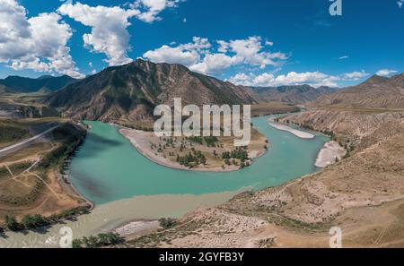 La confluenza di due fiumi, Katun e Chuya, il famoso punto turistico delle montagne Altai, Siberia, Russia, drone aereo colpo. Foto Stock