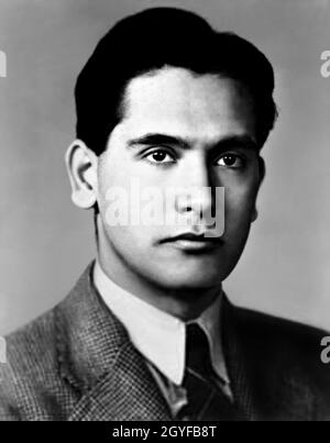 1940 ca. , USA : lo scienziato ALBERT BAEZ ( 1912 - 2007 ), padre del celebre cantante folk americano JOAN BAEZ ( 9 gennaio 1941 ). Nato in messico, sposato con lo scoastro Joan Bridge ( 1913 - 2013 ). Dopo il matrimonio si trasferirono in California, dove Alberto studiò per un master in matematica e un dottorato in fisica. Quando la guerra fredda è scoppiata negli anni '50, Albert vide molti dei suoi colleghi perseguire carriere lucrative nella corsa agli armamenti. Alla fine decise di dedicare la sua carriera all'educazione piuttosto che alla distruzione, e lavorò con l'UNESCO . Fotografo sconosciuto. - STORIA - FOTO STORICHE - Foto Stock