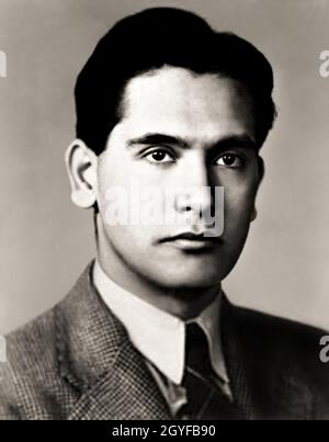 1940 ca. , USA : lo scienziato ALBERT BAEZ ( 1912 - 2007 ), padre del celebre cantante folk americano JOAN BAEZ ( 9 gennaio 1941 ). Nato in messico, sposato con lo scoastro Joan Bridge ( 1913 - 2013 ). Dopo il matrimonio si trasferirono in California, dove Alberto studiò per un master in matematica e un dottorato in fisica. Quando la guerra fredda è scoppiata negli anni '50, Albert vide molti dei suoi colleghi perseguire carriere lucrative nella corsa agli armamenti. Alla fine decise di dedicare la sua carriera all'educazione piuttosto che alla distruzione, e lavorò con l'UNESCO . Fotografo sconosciuto. - STORIA - FOTO STORICHE - Foto Stock