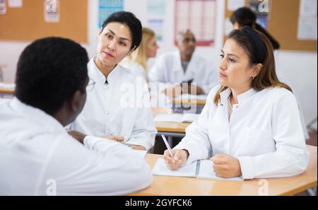 Gruppo multirazziale di medici che lavorano in gruppi Foto Stock