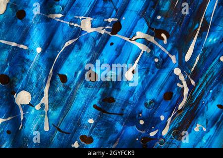 Pittura acrilica blu su carta con macchie di bianco e nero Foto Stock