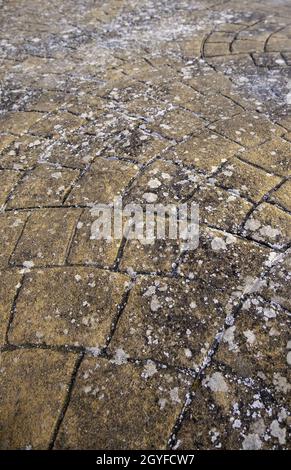 Vecchio e abbandonato pavimento pedonale dettaglio Foto Stock