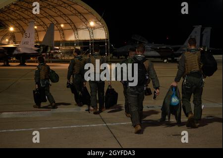 I membri dell'equipaggio assegnato al 336th Fighter Squadron camminano verso le loro aquile di Strike F-15E alla base dell'aeronautica militare di Seymour Johnson, Carolina del Nord, 4 ottobre 2021. Il 336esimo Fighter Squadron sta implementando Jets alla Larissa Air base, in Grecia, a supporto di Operation Castle Forge, un evento di addestramento congiunto e multi-nazionale delle forze aeree europee-aeree degli Stati Uniti, condotto dall'Africa, progettato per fornire un ambiente dinamico e incentrato sulla partnership che innalza l'impegno degli Stati Uniti nella difesa collettiva nella regione del Mar Nero. (STATI UNITI Air Force foto di Senior Airman David Lynn) Foto Stock