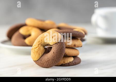 Biscotti dolci rotondi. Biscotti con doppio sapore sul tavolo da cucina. Foto Stock