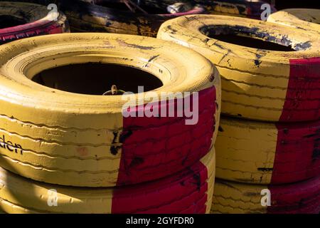 Un colpo stretto di pneumatici auto allineati uno sopra impilato PF l'altro. Foto Stock