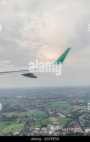 Sorvolando l'Europa dalla Germania a Maiorca con vista dalla finestra dell'aereo. Foto Stock