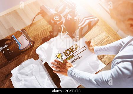 TShirt Print con la macchina per la stampa termica. Stampa di magliette Foto Stock