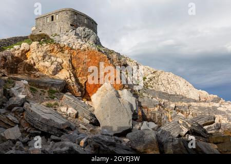 Vista delle rovine del Castello di Doriow sulla Grotta di Byron nella Baia dei Poeti, Portovenere, Riviera Italiana, Italia Foto Stock