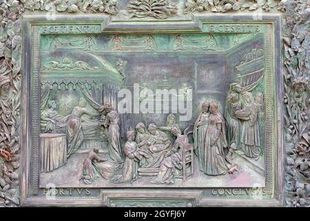 Pisa, Italia - 13 maggio 2019: Cattedrale di Pisa, grande porta di bronzo con scene del nuovo Testamento, dettagli Foto Stock