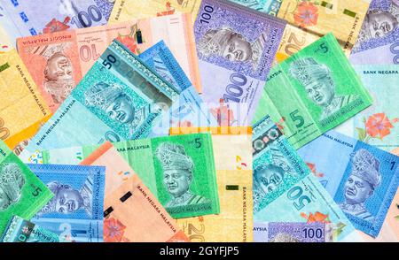 Malesia valuta di malese ringgit banconote background. Carta moneta di uno, cinque, dieci, venti, cinquanta e cento note ringgit. Concetto finanziario Foto Stock