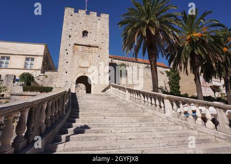 Scale che portano alla porta di Korcula, ingresso alla città vecchia murata, Croazia 2020 Foto Stock