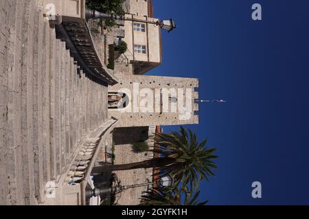 Scale che portano alla porta di Korcula, ingresso alla città vecchia murata, Croazia 2020 Foto Stock