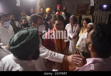 LAKHIMPUR KHERI, INDIA - 6 OTTOBRE: Rahul Gandhi, Priyanka Gandhi Vadra, Punjab CM Charanjit Singh CHANNHIMI, Chhatisgarh CM Bhupesh Baghel, KC Venugopal e Randeep Surjewala incontrare la famiglia del contadino Nachattar Singh ucciso in violenza a Tikunia il 6 ottobre 2021 a Kheri, India, Kheri. Il 3 ottobre, otto persone, tra cui quattro agricoltori, sono state uccise a Lakhimpur Kheri durante la protesta. Gli agricoltori sono stati abbattuti da veicoli presumibilmente guidati da lavoratori BJP che viaggiano per dare il benvenuto al vice CM Keshav Prasad Maurya in un evento nella zona. Gli altri che sono stati uccisi nella violenza sono stati due BJP WO Foto Stock