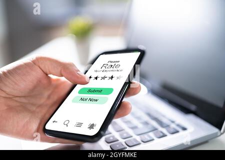 Questionario di valutazione sondaggio online per adulti al telefono Foto Stock