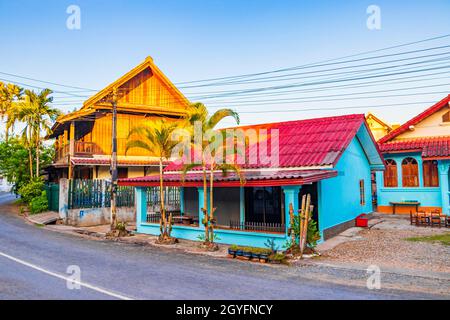 Luang Prabang Laos 22. Novembre 2018 tipico case colorate edifici e alberghi in una strada mentre tramonto a Luang Prabang Laos. Foto Stock