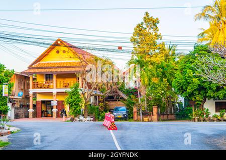 Luang Prabang Laos 22. Novembre 2018 tipico case colorate edifici e alberghi in una strada mentre tramonto a Luang Prabang Laos. Foto Stock