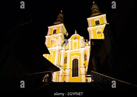 Vista notturna della Basilica barocca mariatrista di Graz, uno dei luoghi di pellegrinaggio più famosi della Stiria, in Austria Foto Stock