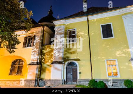 Vista notturna della Basilica barocca mariatrista di Graz, uno dei luoghi di pellegrinaggio più famosi della Stiria, in Austria Foto Stock