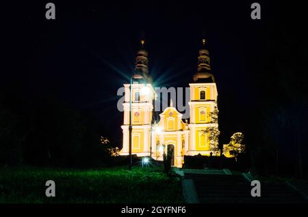 Vista notturna della Basilica barocca mariatrista di Graz, uno dei luoghi di pellegrinaggio più famosi della Stiria, in Austria Foto Stock