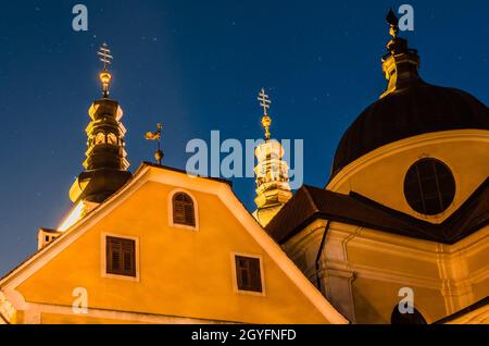 Vista notturna della Basilica barocca mariatrista di Graz, uno dei luoghi di pellegrinaggio più famosi della Stiria, in Austria Foto Stock