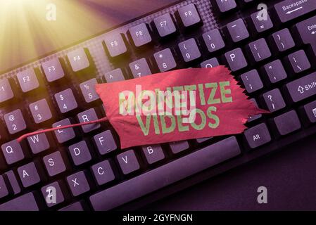 Visualizzazione concettuale Monetizza i video, concetto Internet processo di guadagnare soldi dai tuoi video YouTube caricati digitando Program Code script, Abstract D. Foto Stock