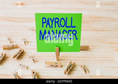 Segno di testo che mostra Payroll Manager, Word for mantiene le informazioni sul libro paga progettando sistemi pezzo di quadrato vuoto Nota circondato da clip di lavanderia Foto Stock