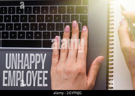 Segno che mostra dipendente infelice, panoramica aziendale una forza lavoro non motivata a lavorare o a eseguire un'attività le mani puntano premendo i tasti della tastiera del computer Foto Stock