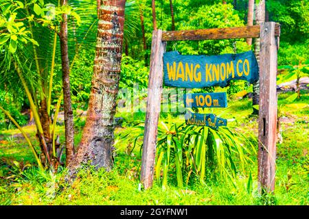 Cartello in legno per la piscina naturale Wang Knom Co alla cascata Wang Sao Thong nella foresta pluviale tropicale a Koh Samui a Surat Thani Thailandia. Foto Stock