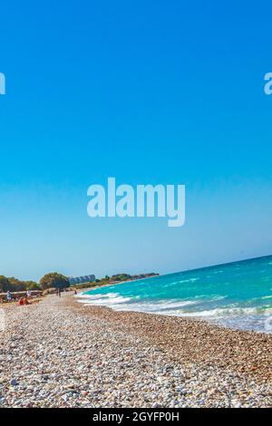 Rilassatevi nel windsurf e nelle vacanze a Rodi in Grecia e nelle splendide acque turchesi della spiaggia di Ialysos. Foto Stock